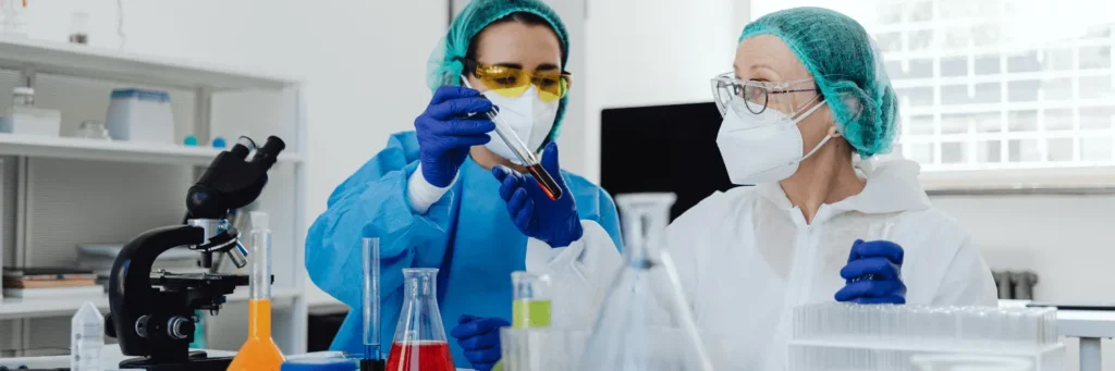 Pracownicy laboratorium weterynaryjnego analizujący próbki pod mikroskopem i w probówkach