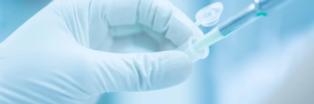 Pobieranie próbki laboratoryjnej pipetą do pojemnika – diagnostyka weterynaryjna Epilab
